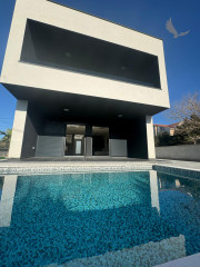 Chorvátsko - Novostavba zariadeného domu s výhľadom na more a bazénom v Privlake