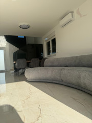 Chorvátsko - Novostavba zariadeného domu s výhľadom na more a bazénom v Privlake