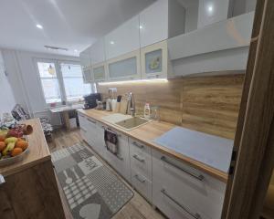 Exkluzívny 3-izbový byt s južnou loggiou v srdci Brezna