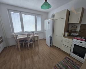 Prenájom - 1 izbový byt v centre Brezna, ČSA