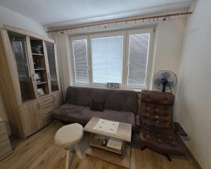 Prenájom - 1 izbový byt v centre Brezna, ČSA