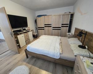 Prenájom - 1 izbový byt v centre Brezna, ČSA