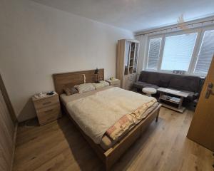 Prenájom - 1 izbový byt v centre Brezna, ČSA