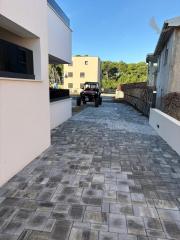 Chorvátsko , ostrov Vir - Na predaj zariadený 3-izbový apartmán so záhradou!