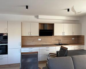 Chorvátsko , ostrov Vir - Na predaj zariadený 3-izbový apartmán so záhradou!