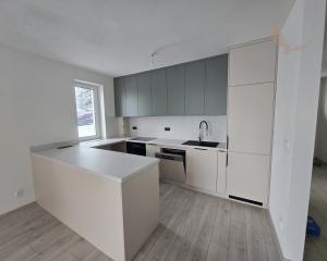 SLNEČNÝ 3-IZBOVÝ BYT V NOVOSTAVBE S PRÉMIOVOU KUCHYŇOU A PARKOVANÍM