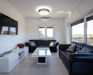 Na predaj: Priestranný 4 izbový apartmán na ostrove Vir v Chorvátsku