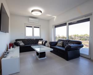 Na predaj: Priestranný 4 izbový apartmán na ostrove Vir v Chorvátsku