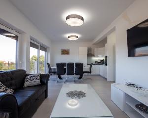 Na predaj: Priestranný 4 izbový apartmán na ostrove Vir v Chorvátsku