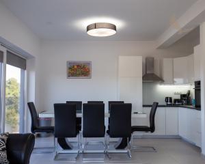 Na predaj: Priestranný 4 izbový apartmán na ostrove Vir v Chorvátsku