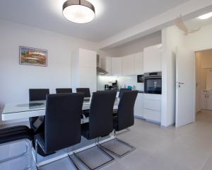 Na predaj: Priestranný 4 izbový apartmán na ostrove Vir v Chorvátsku