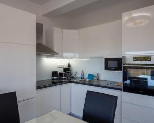 Na predaj: Priestranný 4 izbový apartmán na ostrove Vir v Chorvátsku