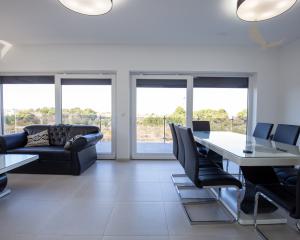 Na predaj: Priestranný 4 izbový apartmán na ostrove Vir v Chorvátsku