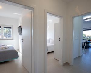 Na predaj: Priestranný 4 izbový apartmán na ostrove Vir v Chorvátsku