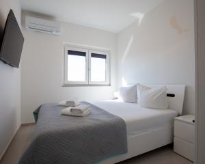 Na predaj: Priestranný 4 izbový apartmán na ostrove Vir v Chorvátsku