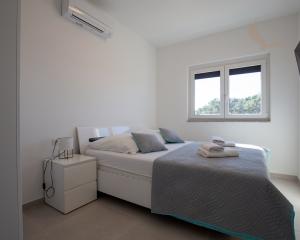 Na predaj: Priestranný 4 izbový apartmán na ostrove Vir v Chorvátsku