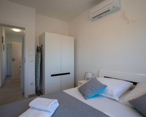 Na predaj: Priestranný 4 izbový apartmán na ostrove Vir v Chorvátsku