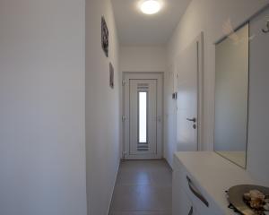 Na predaj: Priestranný 4 izbový apartmán na ostrove Vir v Chorvátsku