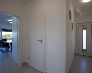 Na predaj: Priestranný 4 izbový apartmán na ostrove Vir v Chorvátsku