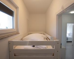 Na predaj: Priestranný 4 izbový apartmán na ostrove Vir v Chorvátsku