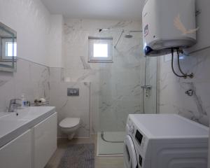 Na predaj: Priestranný 4 izbový apartmán na ostrove Vir v Chorvátsku