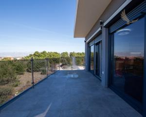 Na predaj: Priestranný 4 izbový apartmán na ostrove Vir v Chorvátsku