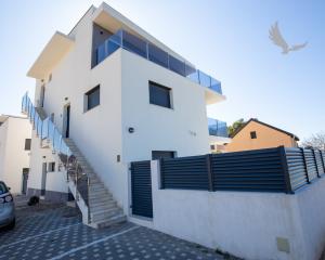 Na predaj: Priestranný 4 izbový apartmán na ostrove Vir v Chorvátsku