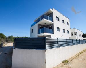 Na predaj: Priestranný 4 izbový apartmán na ostrove Vir v Chorvátsku