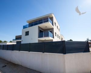 Na predaj: Priestranný 4 izbový apartmán na ostrove Vir v Chorvátsku