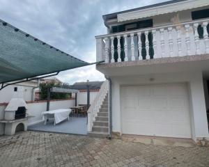 Chorvátsko, ostrov Vir -  Na predaj komplentne zariadený apartmán, len 30 m od mora!