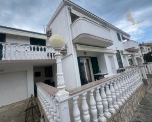 Chorvátsko, ostrov Vir -  Na predaj komplentne zariadený apartmán, len 30 m od mora!