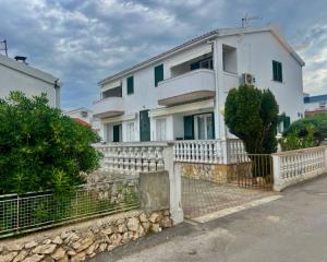 Chorvátsko, ostrov Vir -  Na predaj komplentne zariadený apartmán, len 30 m od mora!