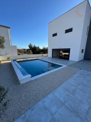 Chorvátsko- Na predaj dom s 2x apartmán s bazéno a strešnou terasou s výhľadom na more len 250m od pláže