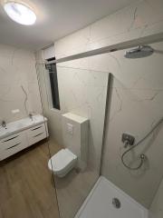 Chorvátsko- Na predaj dom s 2x apartmán s bazéno a strešnou terasou s výhľadom na more len 250m od pláže