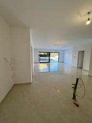 Chorvátsko- Na predaj dom s 2x apartmán s bazéno a strešnou terasou s výhľadom na more len 250m od pláže