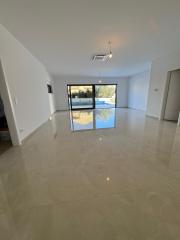 Chorvátsko- Na predaj dom s 2x apartmán s bazéno a strešnou terasou s výhľadom na more len 250m od pláže