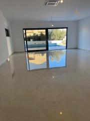 Chorvátsko- Na predaj dom s 2x apartmán s bazéno a strešnou terasou s výhľadom na more len 250m od pláže