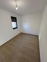 Chorvátsko- Na predaj dom s 2x apartmán s bazéno a strešnou terasou s výhľadom na more len 250m od pláže