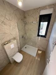 Chorvátsko- Na predaj dom s 2x apartmán s bazéno a strešnou terasou s výhľadom na more len 250m od pláže