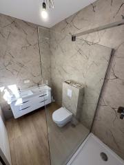 Chorvátsko- Na predaj dom s 2x apartmán s bazéno a strešnou terasou s výhľadom na more len 250m od pláže