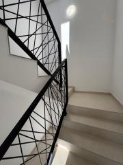 Chorvátsko- Na predaj dom s 2x apartmán s bazéno a strešnou terasou s výhľadom na more len 250m od pláže