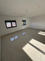 Chorvátsko- Na predaj dom s 2x apartmán s bazéno a strešnou terasou s výhľadom na more len 250m od pláže