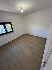 Chorvátsko- Na predaj dom s 2x apartmán s bazéno a strešnou terasou s výhľadom na more len 250m od pláže