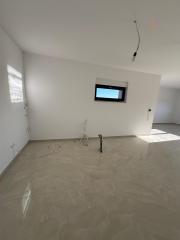 Chorvátsko- Na predaj dom s 2x apartmán s bazéno a strešnou terasou s výhľadom na more len 250m od pláže