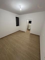 Chorvátsko- Na predaj dom s 2x apartmán s bazéno a strešnou terasou s výhľadom na more len 250m od pláže