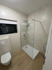 Chorvátsko- Na predaj dom s 2x apartmán s bazéno a strešnou terasou s výhľadom na more len 250m od pláže