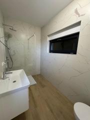 Chorvátsko- Na predaj dom s 2x apartmán s bazéno a strešnou terasou s výhľadom na more len 250m od pláže