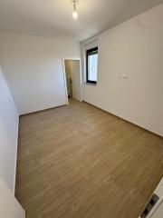 Chorvátsko- Na predaj dom s 2x apartmán s bazéno a strešnou terasou s výhľadom na more len 250m od pláže