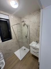 Chorvátsko- Na predaj dom s 2x apartmán s bazéno a strešnou terasou s výhľadom na more len 250m od pláže