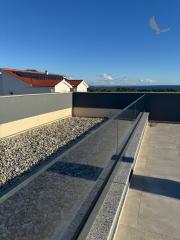 Chorvátsko- Na predaj dom s 2x apartmán s bazéno a strešnou terasou s výhľadom na more len 250m od pláže